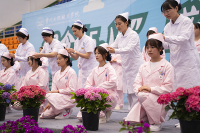 我们的护士 我们的未来——易倍体育-易倍中国有限公司官网成功举办5·12国际护士节活动暨授帽仪式(图5)
